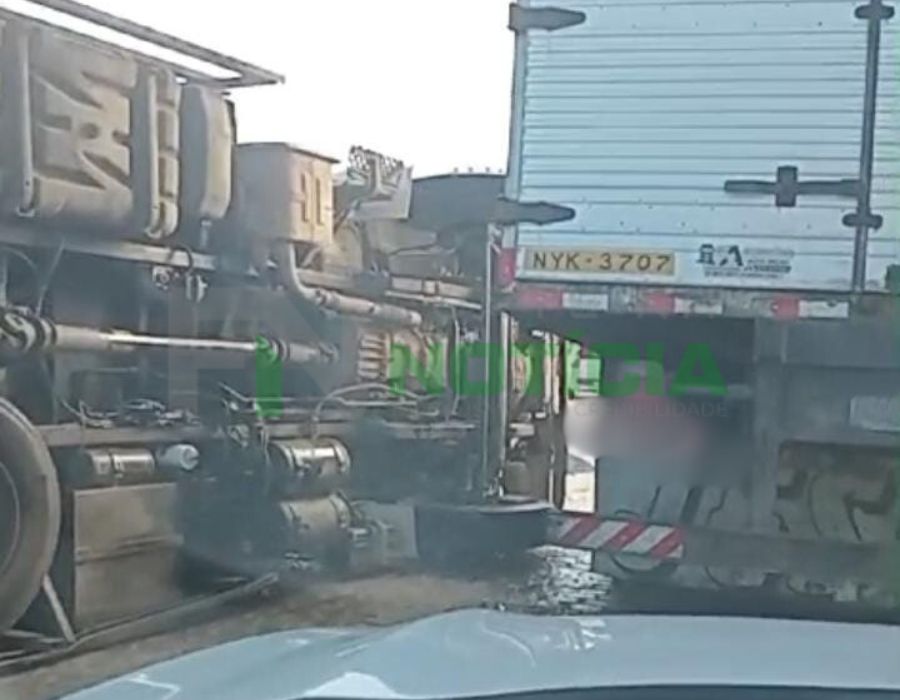 Imagem JPG, Caminhão baú tomba embaixo da ponte de Pedra do Cavalo, trecho de São Félix