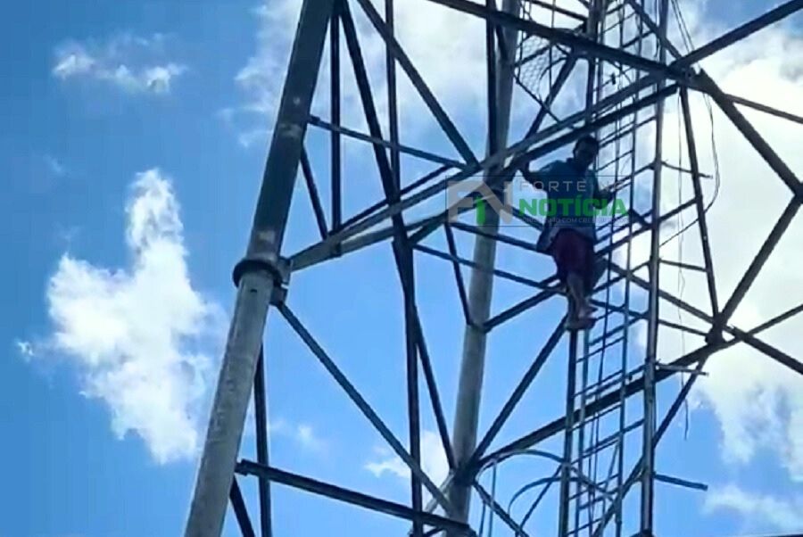 Imagem JPG, Homem surta e ameaça se jogar da torre de celular em Cabaceiras do Paraguaçu
