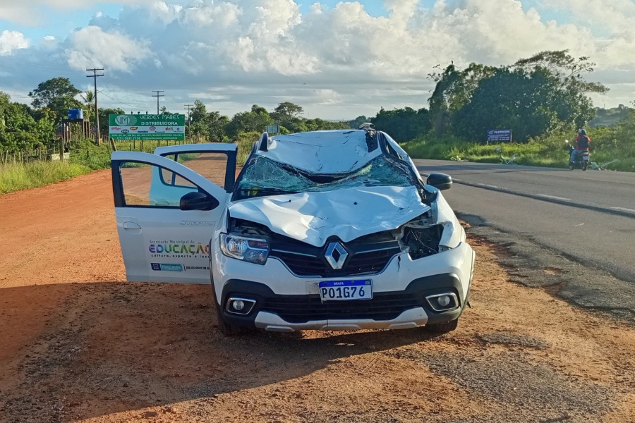 Imagem JPG, Carro de prefeitura na Bahia que transportava pacientes colide com cavalo na BR-101, em Santo Antônio de Jesus