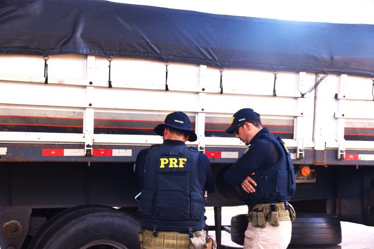 Imagem JPG, PRF flagra carreta trefegando com pneus “no arame” em Feira de Santana