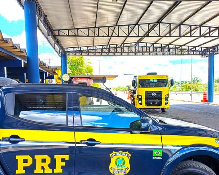 Imagem JPG, Durante abordagem da Operação Descanso Legal, caminhão furtado em São Paulo é recuperado pela PRF na BR 116 em Feira de Santana